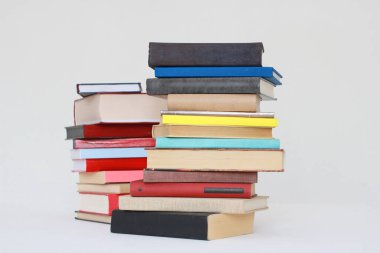Beyaz arkaplan üzerine kitap yığını
