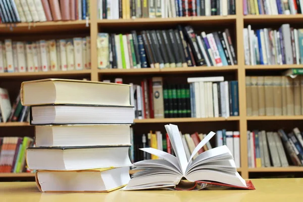 Kütüphanede kitap yığını
