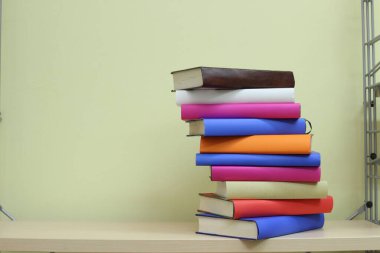 Kitaplar kütüphanede rafta.