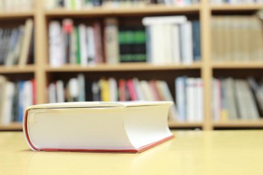 Kütüphanedeki masada kitabı aç