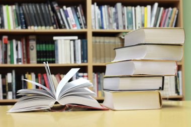 Kütüphanede kitap yığını