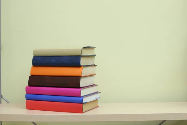 Livres Sur Étagère Dans Bibliothèque — Photo