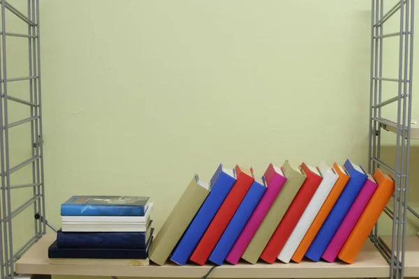 Könyvek Polcon Könyvtárban — Stock Fotó