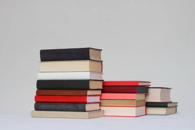 Beyaz arkaplan üzerine kitap yığını