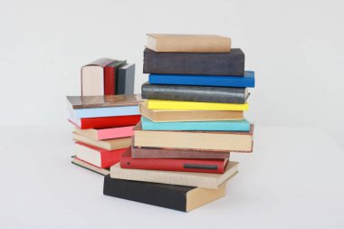 Beyaz arkaplan üzerine kitap yığını