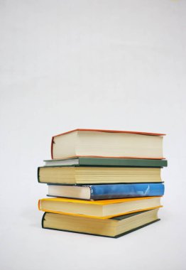Beyaz arkaplan üzerine kitap yığını