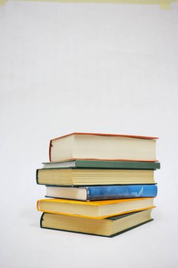 Beyaz arkaplan üzerine kitap yığını