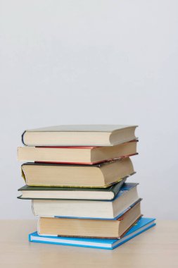 Beyaz arkaplan üzerine kitap yığını