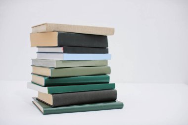 Beyaz arkaplan üzerine kitap yığını