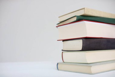 Beyaz arkaplan üzerine kitap yığını