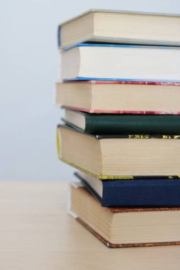 Beyaz arkaplan üzerine kitap yığını