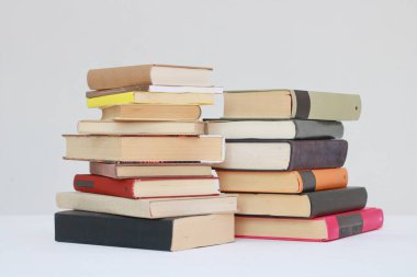 Beyaz arkaplan üzerine kitap yığını