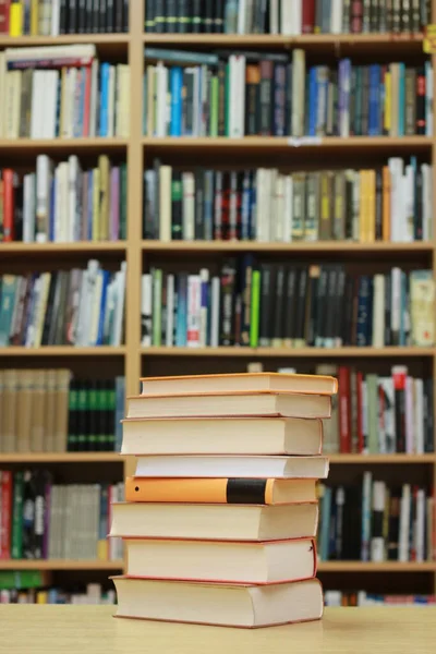 Kütüphanede kitap yığını
