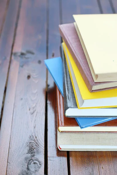 Ahşap arka plandaki kitaplar