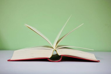 Okul masasında açık bir kitap var.