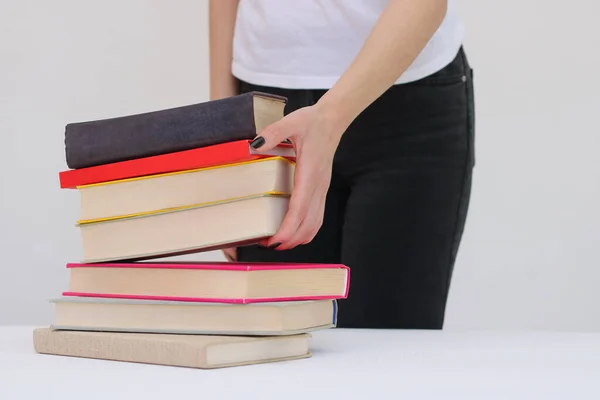 Красива Молода Студентка Тримає Книжки Руках — стокове фото
