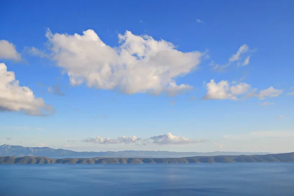 Awan Putih Langit Biru Atas Laut — Stok Foto