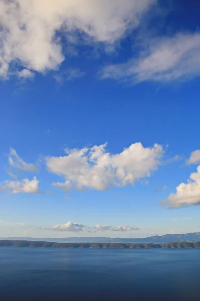 Awan Putih Langit Biru Atas Laut — Stok Foto