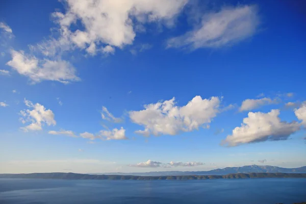 海の上の青い空の白い雲 — ストック写真