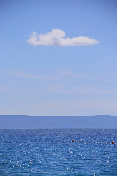 Una Nube Blanca Cielo Azul Sobre Mar — Foto de Stock