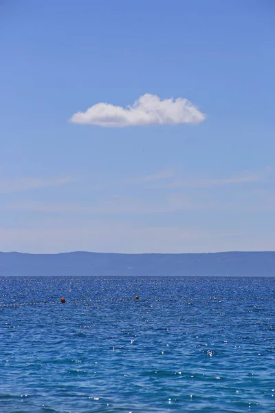 Una Nube Blanca Cielo Azul Sobre Mar — Foto de Stock