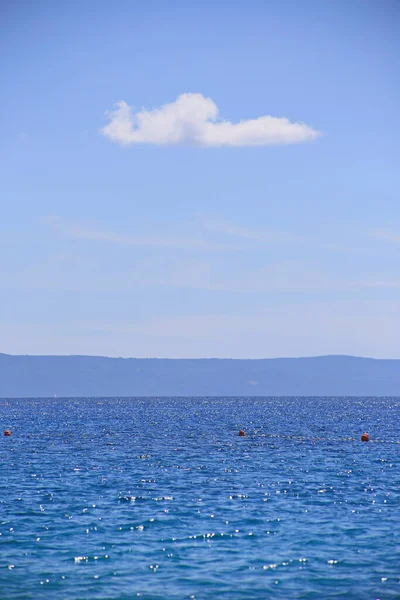 Una Nube Blanca Cielo Azul Sobre Mar — Foto de Stock