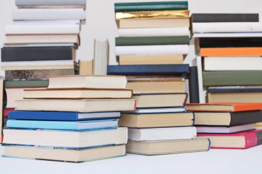 Beyaz arkaplan üzerine kitap yığını