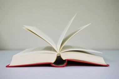 Okul masasında açık bir kitap var.