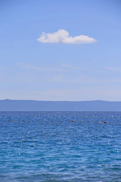 Nubes Blancas Cielo Azul Sobre Mar — Foto de Stock