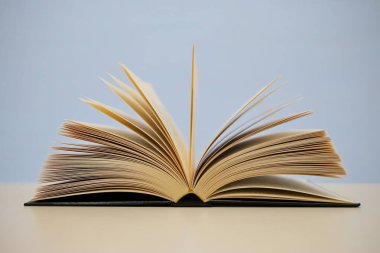 Açık mavi zemin üzerine kitap