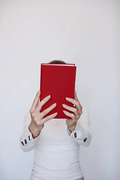 Молодая Девушка Держит Руке Книгу — стоковое фото