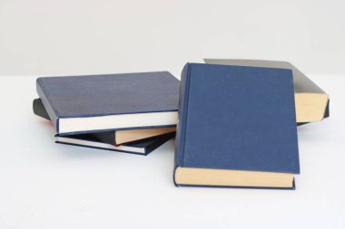 Beyaz arkaplan üzerine kitap yığını