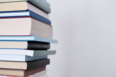 Rafta bir yığın kitap.