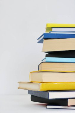 Beyaz arkaplan üzerine kitap yığını