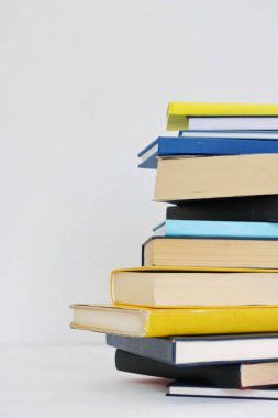 Beyaz arkaplan üzerine kitap yığını