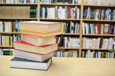 Kütüphanede kitap yığını