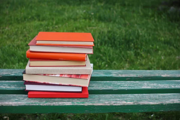 Bücherstapel Auf Der Bank Schulpark — Stockfoto