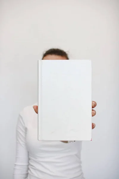 Genç Bir Kız Elinde Bir Kitap Tutuyor — Stok fotoğraf