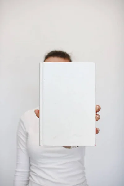 Una Joven Sostiene Libro Mano — Foto de Stock