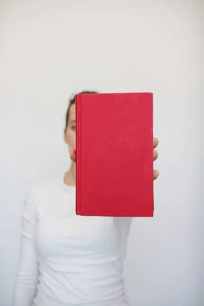 Mladá Dívka Drží Ruce Knihu — Stock fotografie