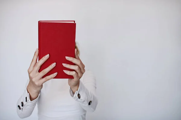 Een Jong Meisje Houdt Een Boek Haar Hand — Stockfoto