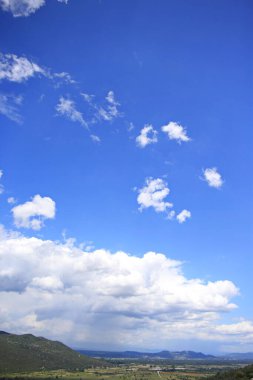  Beyaz bulutlu mavi gökyüzü