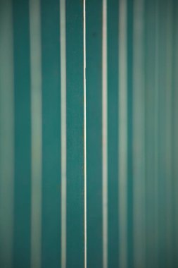 Bir ofis binasının çitlerinde dikey parmaklıklar