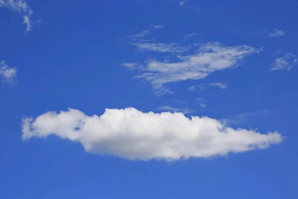 Céu Azul Com Nuvens Brancas — Fotografia de Stock