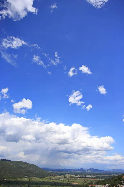 Голубое Небо Белыми Облаками — стоковое фото