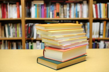 Kütüphanede kitap yığını