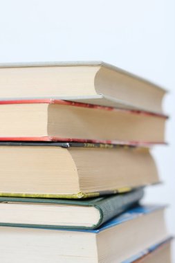 Beyaz arkaplan üzerine kitap yığını
