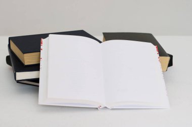 Beyaz arkaplan üzerine kitap yığını