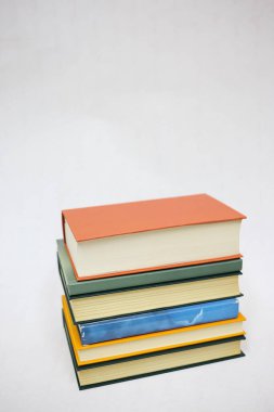 Beyaz arkaplan üzerine kitap yığını