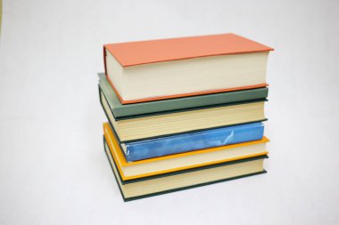 Beyaz arkaplan üzerine kitap yığını
